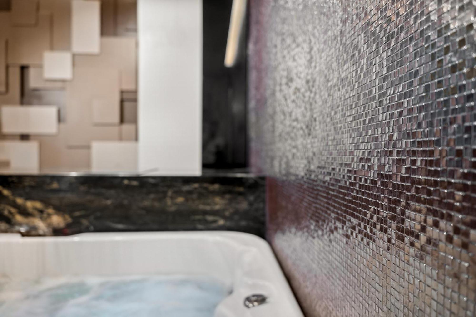 Secret Lounge - Cozy Studio with Sauna&Jacuzzi VNO Esterno foto