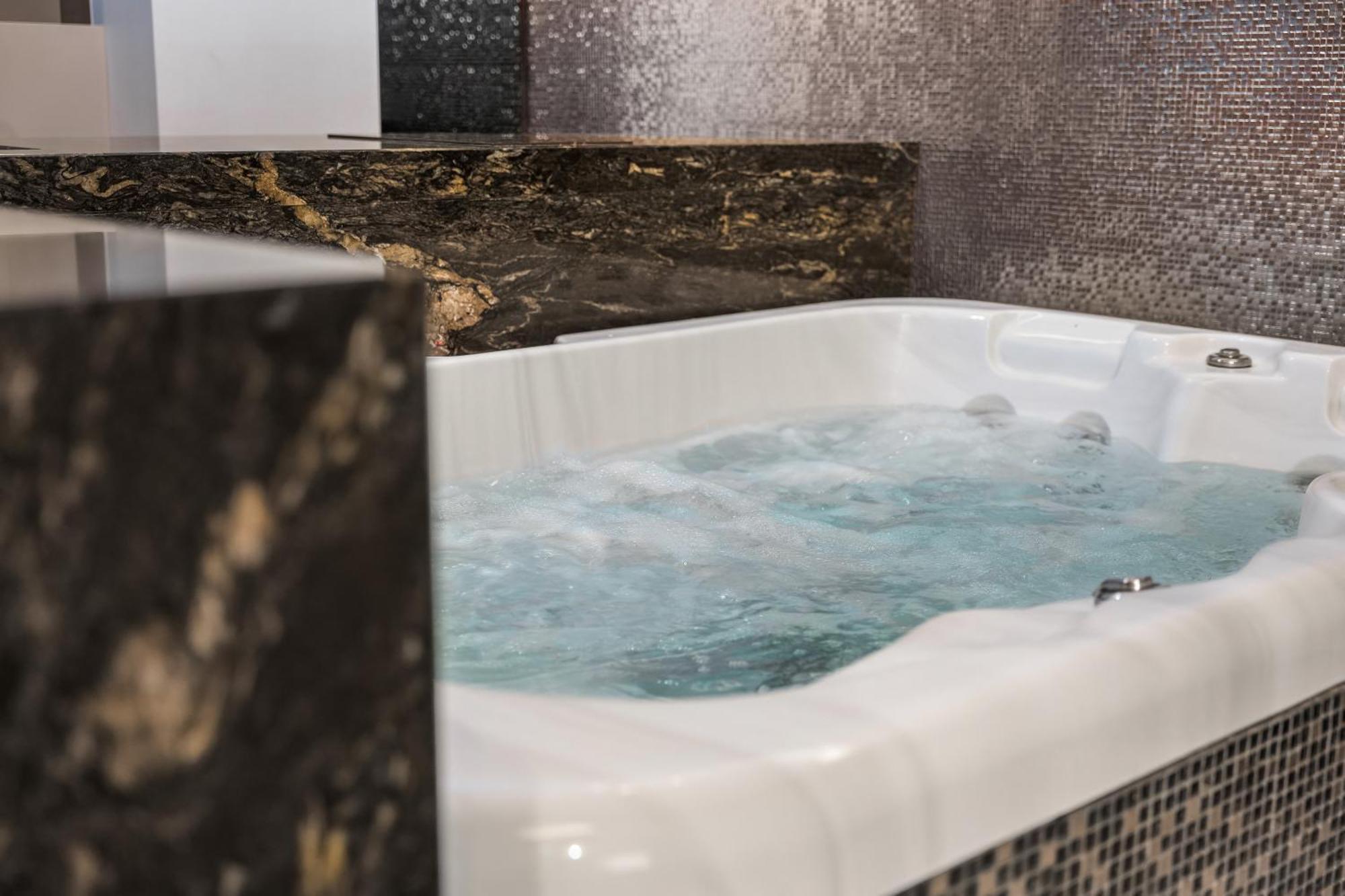 Secret Lounge - Cozy Studio with Sauna&Jacuzzi VNO Esterno foto